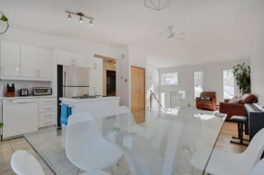 Cozy home with hot tub near airport Quebec